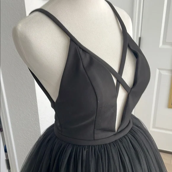 Mac Duggal Plunge Neck, Low Back Full Skirt Black Evening Gown - Picture 4 of 13